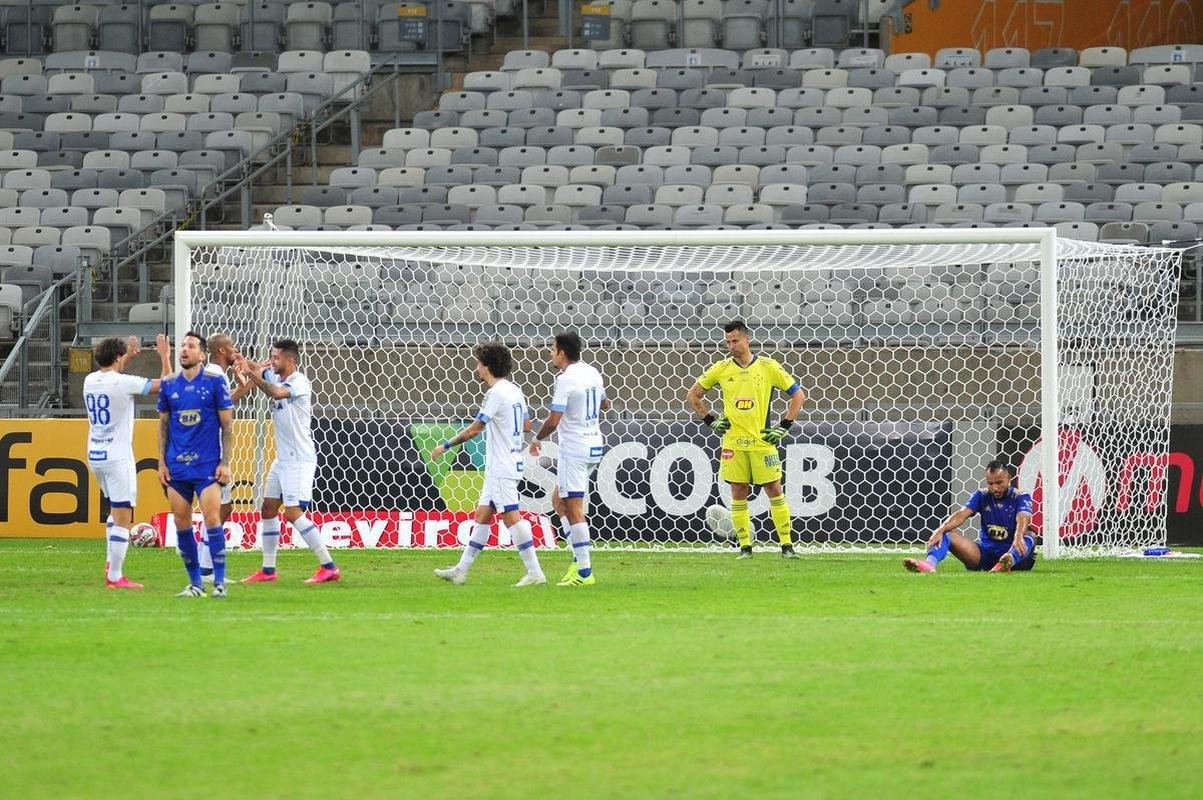 Com gols de Marcos Serrato e Renato (2), o Ava venceu o Cruzeiro por 3 a 0, neste sbado, no Mineiro, pela 12 rodada da Srie B