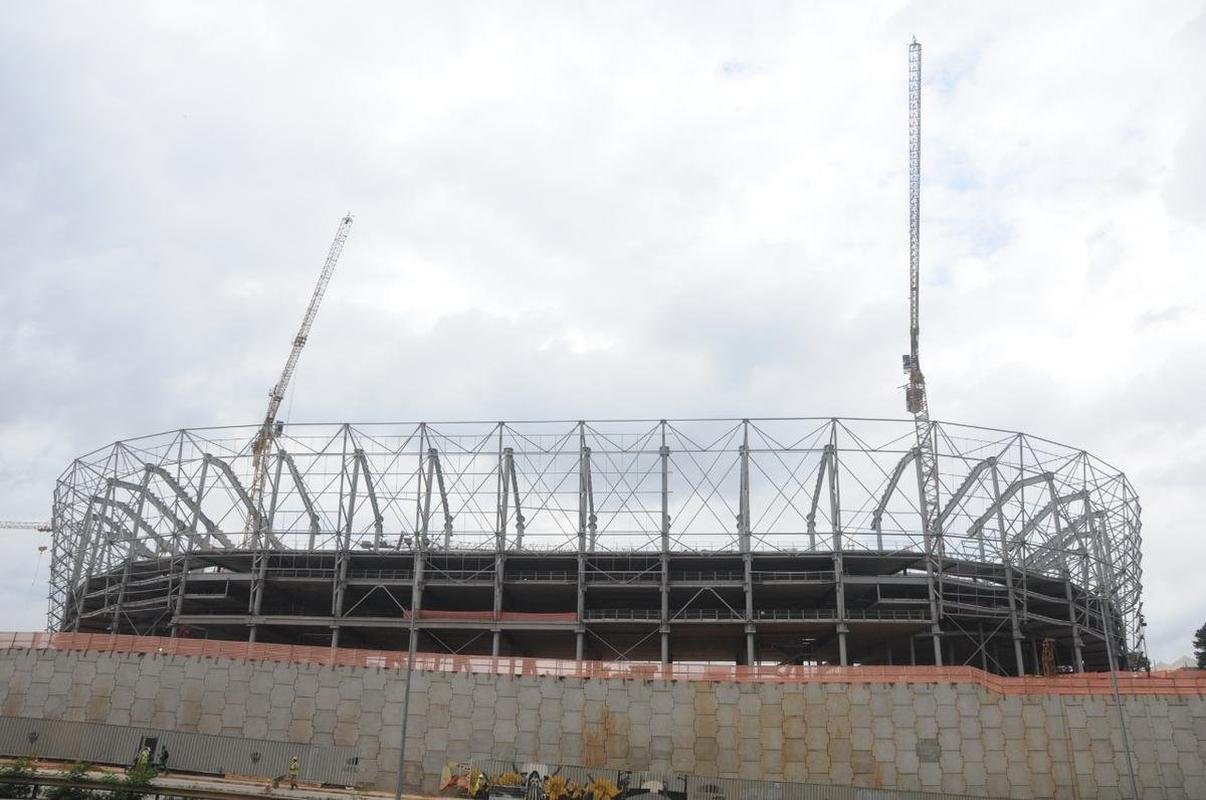 Nesta quarta-feira (20), as obras da Arena MRV, no Bairro Califrnia, em Belo Horizonte, adentraram em uma nova etapa. Isso porque as placas da cobertura do estdio comearam a ser instaladas, conferindo 'novo visual' ao projeto da futura casa do Atltico.