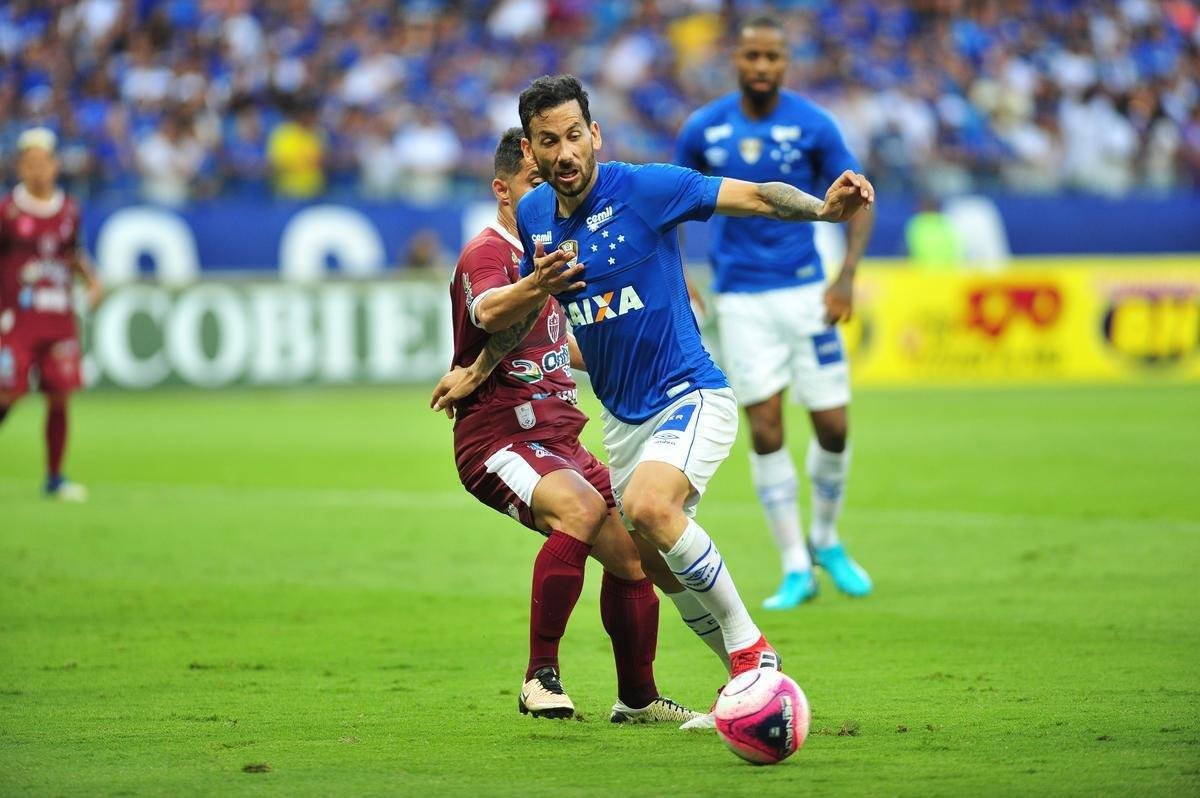 O volante argentino Ariel Cabral se tornou o estrangeiro com mais partidas pela Raposa ao entrar no segundo tempo da derrota por 1 a 0 para o Cuiab, na Arena Pantanal, no dia 3 de outubro, pela 13 rodada da Srie B de 2020. Ele atingiu 188 jogos e se igualou ao uruguaio Arrascaeta. Ele chegou ao clube em 2015, marcou quatro gols e conquistou quatro ttulos: duas Copas do Brasil, em 2017 e 2018, e dois Campeonatos Mineiros, em 2018 e 2019.