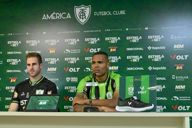O goleiro Mateus Pasinato e o atacante Mikael foram apresentados pelo Amrica nessa quinta-feira (3/2), no CT Lanna Drumond