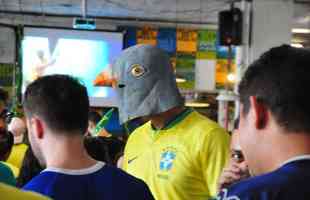 No Mercado Novo, em Belo Horizonte, torcida acompanha a vitria do Brasil sobre a Coreia do Sul pelas oitavas de final da Copa do Mundo