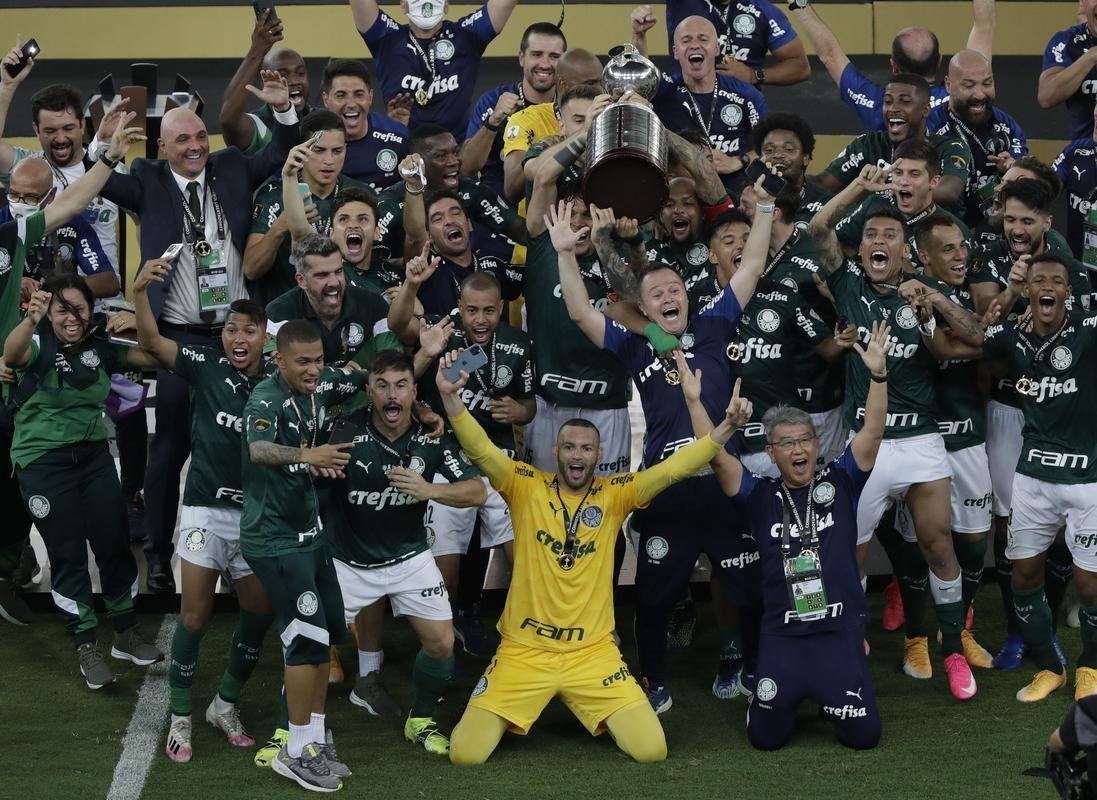 Festa do Palmeiras no Maracanã com a conquista do bicampeonato da Copa Libertadores sobre o Santos. Verdão venceu a decisão por 1 a 0 com gol do atacante Breno Lopes aos 53 do segundo tempo (AFP / Mauro Pimentel / Ricardo Moraes / Silvia Izquierdo)