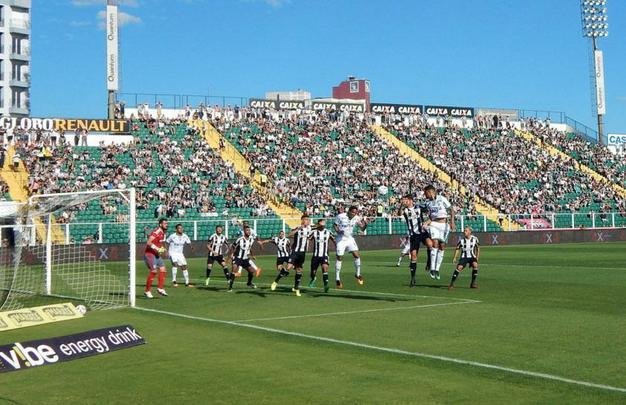 Imagens da partida realizada no estádio Orlando Scarpelli, em Florianópolis