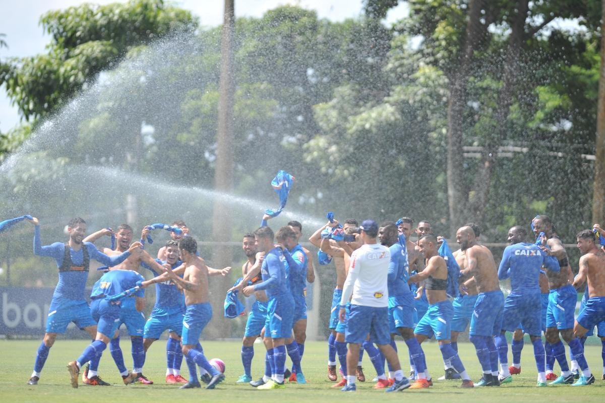 Mancuello foi 'batizado' pelos jogadores do Cruzeiro nesta sexta-feira (Alexandre Guzanshe/EM D.A Press)