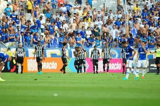 Clayton abriu o placar para o Atltico aos 30 minutos, com arremate de cabea