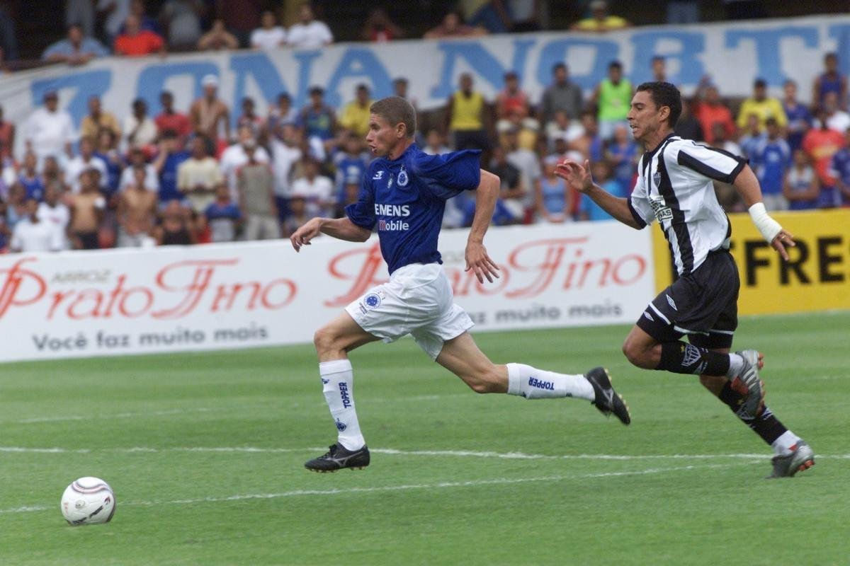 O verstil Sandro, campeo da Trplice Coroa em 2003, jogou de volante, meia e lateral-esquerdo no Cruzeiro. Tcnico e veloz, ele foi prejudicado no clube por leses seguidas nos dois joelhos. 