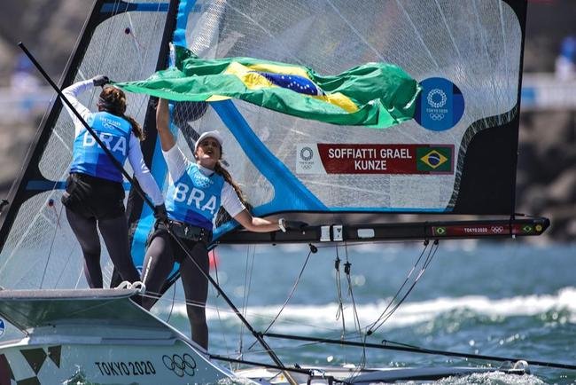 Fotos da festa de Martine Grael e Kahena Kunze com o ouro na vela nos Jogos Olmpicos de Tquio