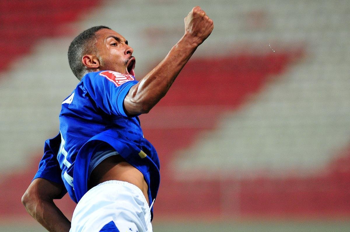 Aps por 2 a 2 no tempo normal, Cruzeiro derrotou Atltico por 4 a 2 nas penalidades e se sagrou campeo de torneio indito. Em 2018, clube celeste disputar a Copa Libertadores da categoria