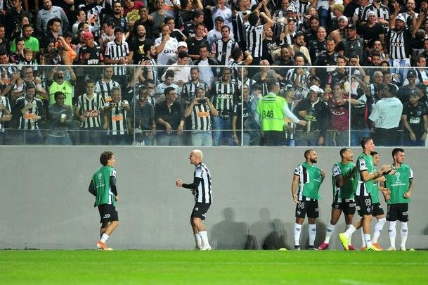 Galo deslanchou no segundo tempo com gols de Fbio Santos, de pnalti, e Vinicius