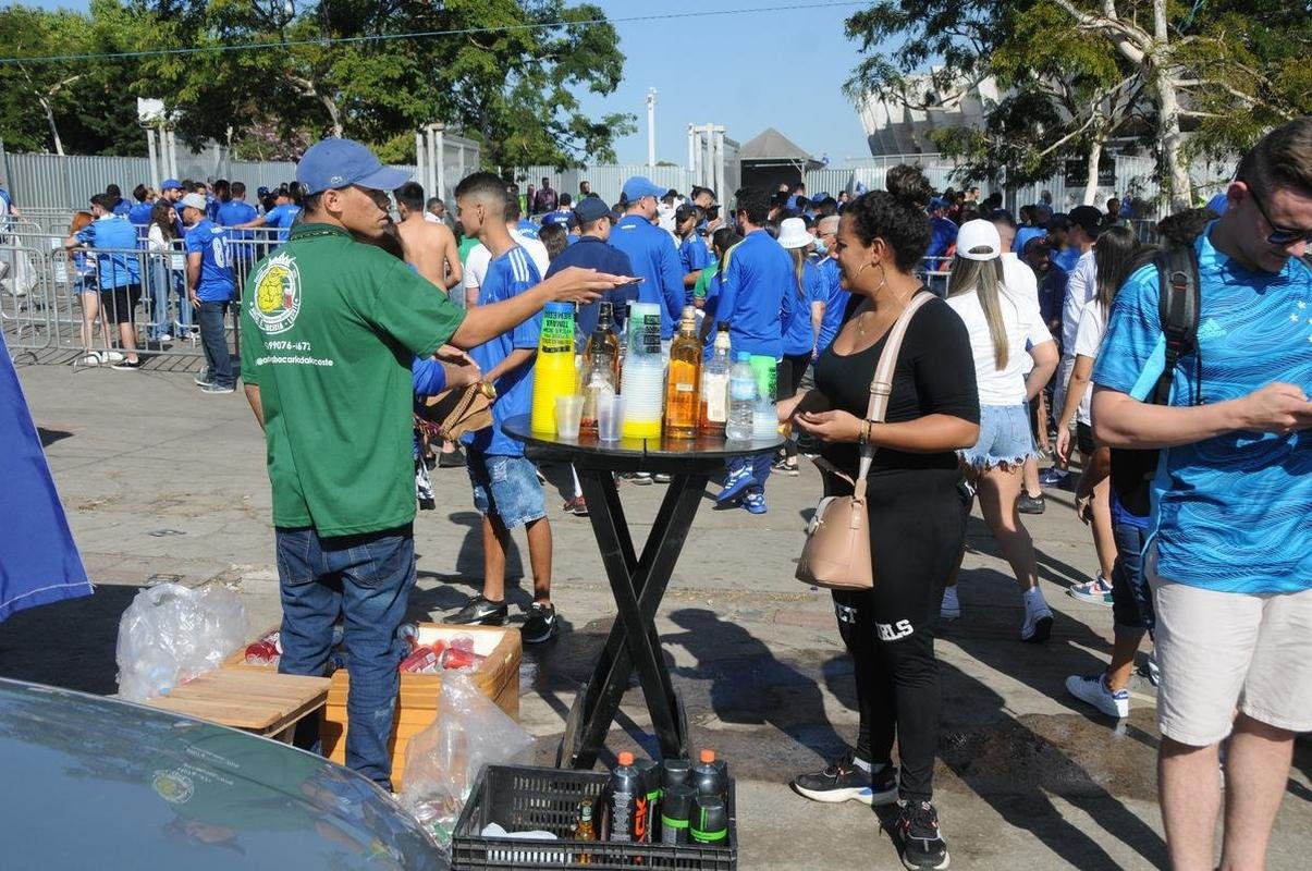 Chegada da torcida do Cruzeiro ao Mineiro para o jogo contra a Ponte Preta pela 13 rodada da Srie B do Campeonato Brasileiro. Estdio voltou a receber grande pblico