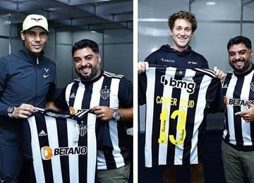 Espanhol e norueguês realizaram partida exibicional no Mineirinho, em Belo Horizonte, nesse sábado, e receberam uma 'lembrança' do Galo