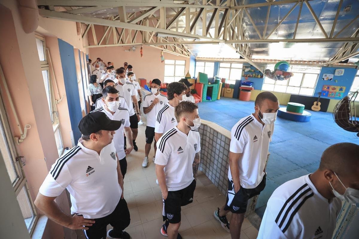 Jogadores do Atltico visitam Ncleo Assistencial Caminhos para Jesus