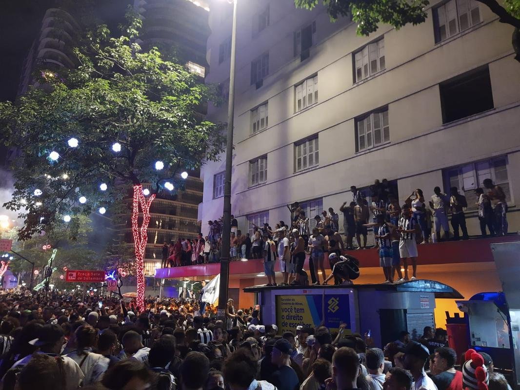 Praa Sete, no Centro de BH, tomada por atleticanos na festa do ttulo brasileiro