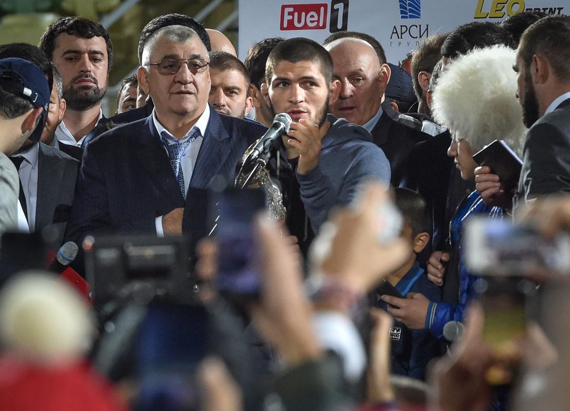 Khabib Nurmagomedov  festejado por multido de fs no estdio do Anzhi, no Daguesto 