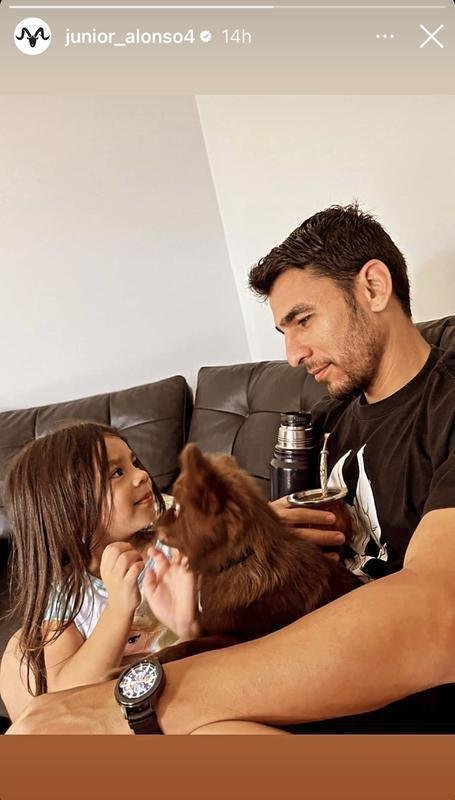 Com futuro incerto, o zagueiro Junior Alonso j curte as frias no Paraguai, junto com a famlia.