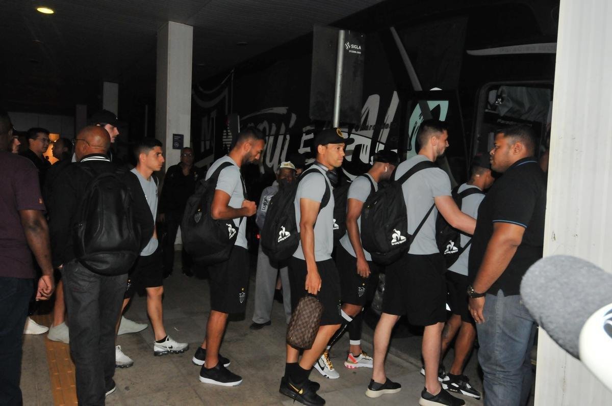 Jogadores do Atltico desembarcaram nesta quinta-feira, em Confins, na Grande Belo Horizonte, aps eliminao vexatria para Afogados-PE na Copa do Brasil. Demitidos, tcnico Rafael Dudamel, diretor de futebol Rui Costa e gerente de futebol Marques estavam junto com a delegao, mas no concederam entrevista.