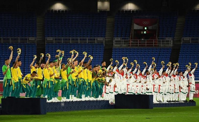 Jogadores da Seleo Brasileira recebem a medalha de ouro pela conquista olmpica no futebol