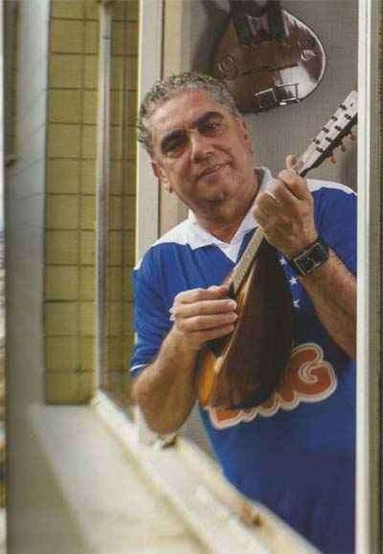 Na cidade de Pedra Azul, no Vale do Jequitinhonha, comeou o amor do cantor, artista plstico e compositor Paulinho Pedra Azul pelo Cruzeiro.