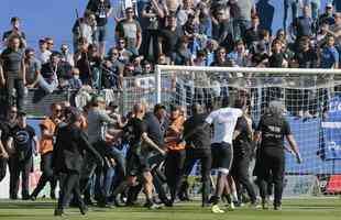 No aquecimento e durante o intervalo, torcedores do Bastia invadiram o gramado para agredir jogadores do Lyon