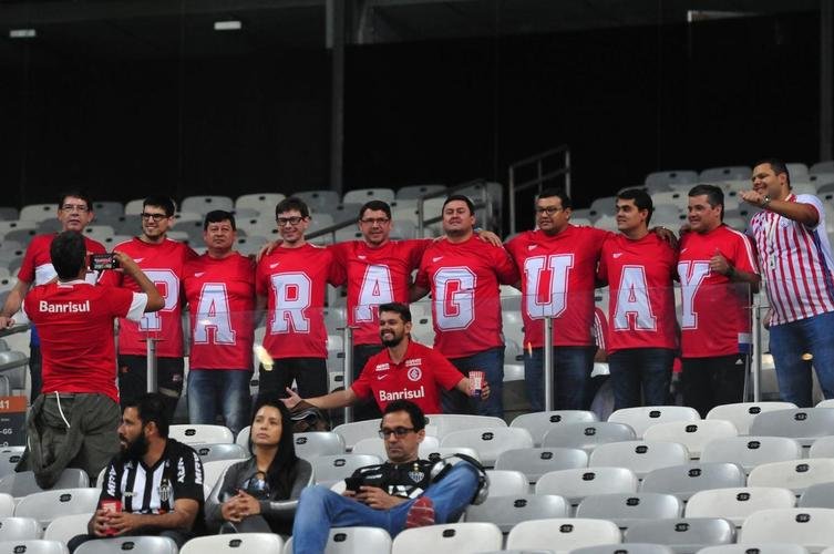 Torcedores na partida entre Argentina e Paraguai, no Mineiro, pela Copa Amrica