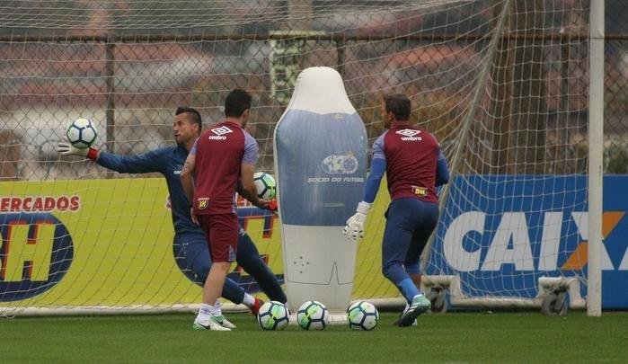 Goleiro Fbio vai a campo sob superviso de preparador Robertinho