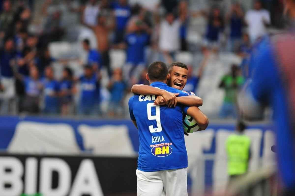 Ramn bila marcou o gol do Cruzeiro aos dois minutos do segundo tempo