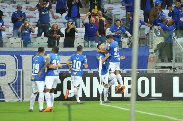 Thiago Neves aproveitou cruzamento de Sass e abriu o placar aos 2 minutos do primeiro tempo