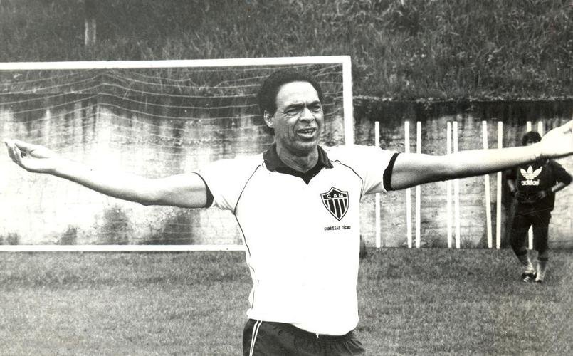 9 - Barbatana: João Lacerda Filho teve passagens importantes no Atlético dentro e fora de campo. Como jogador, Barbatana fez parte da delegação que excursionou pela Europa em 1950 e retornou com o título simbólico de Campeões do Gelo. Como treinador, foi responsável por descobrir craques como Paulo Isidoro, João Leite e Reinaldo. Barbatana foi o terceiro que mais comandou o Atlético. Durante cinco passagens pelo clube, foram 227 partidas, com 143 vitórias, 56 empates e 28 derrotas. Ao jornal Estado de Minas, Reinaldo rasgou elogios a Barbatana. 'O Barbatana foi quem me descobriu para o futebol e me ensinou tudo. Ele foi o melhor treinador que eu tive e que o Atlético já teve. Era estrategista, muito rígido, mas certamente o melhor técnico da história do Galo', afirmou.