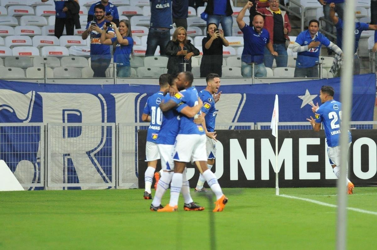 Thiago Neves aproveitou cruzamento de Sass e abriu o placar aos 2 minutos do primeiro tempo