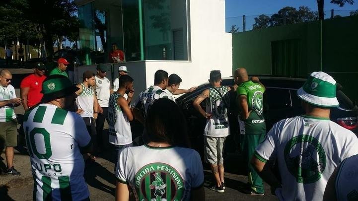 Torcedores americanos fizeram protesto e abordaram os jogadores na porta do CT Lanna Drumond