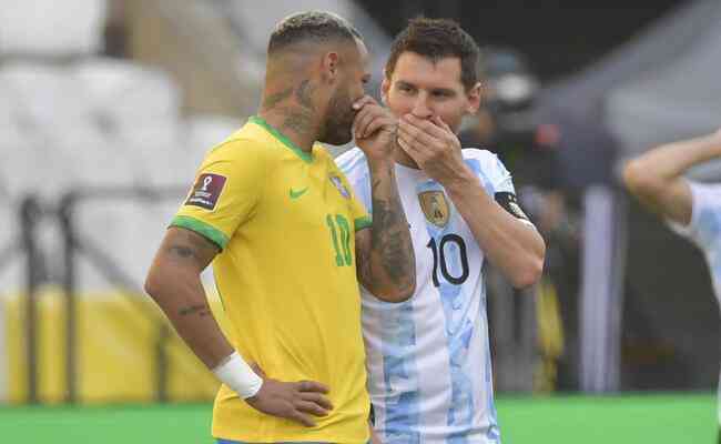 Neymar e Messi escondem a boca ao conversar, no meio do campo, durante interrupção de Brasil x Argentina por agentes da Anvisa 
