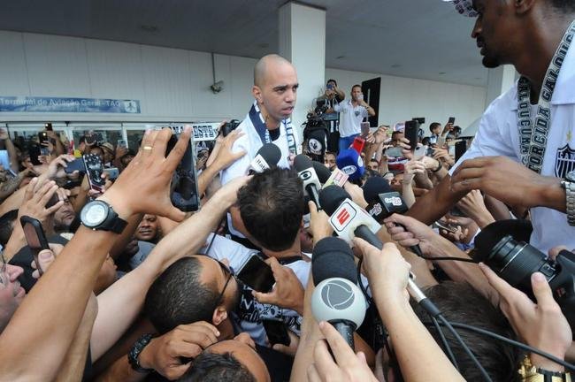 Imagens da chegada de Diego Tardelli