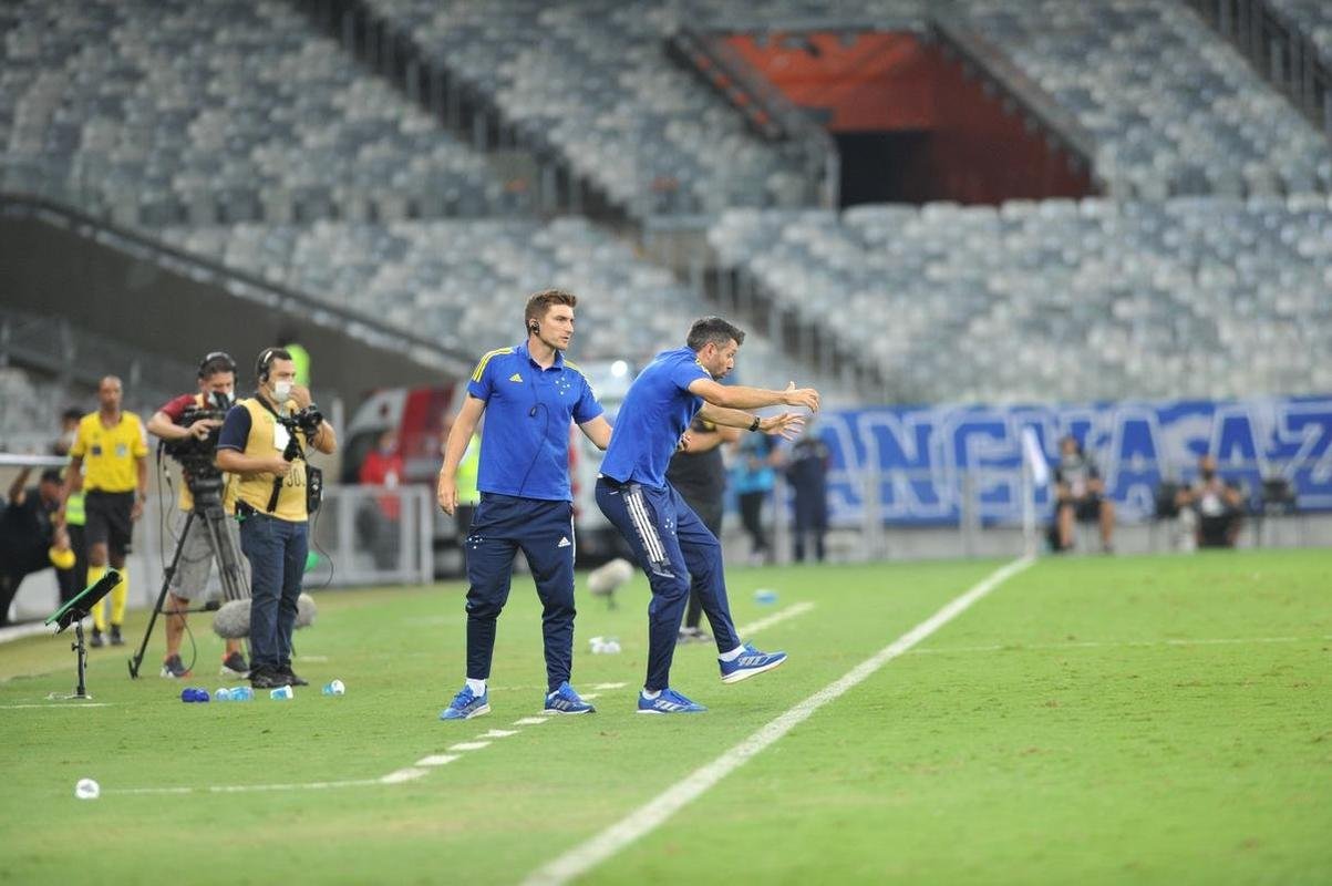 Com gol de Edu, Cruzeiro venceu Brusque por 1 a 0 no Mineiro pela segunda rodada da Srie B. Time e comisso tcnica comemoraram com a torcida no Gigante da Pampulha