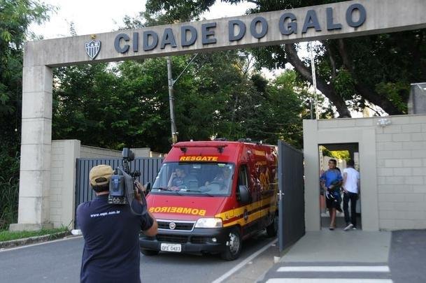 Carro funerrio entra e deixa a Cidade do Galo com o corpo de Bebeto de Freitas