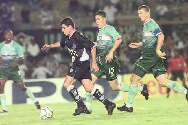 Jogadores de Atltico e Palmeiras durante jogo da Copa Mercosul de 2000