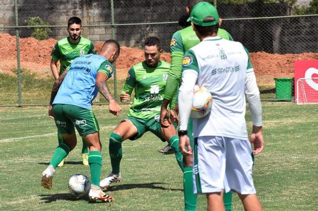 O Amrica segue com treinos preparatrios para a disputa do Campeonato Mineiro 2021. Comandados pelo auxiliar tcnico Mrcio Hahn, jogadores da base americana - e tambm os que tiveram menos oportunidades na temporada 2020 - realizam atividades voltadas ao Estadual.