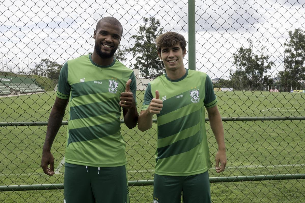 O Amrica se reapresentou nesta quinta-feira para a prxima temporada. Alm de j contar com os reforos, o Coelho mostrou o novo uniforme de treino, da Sparta, marca-prpria do clube