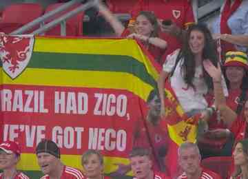 Na arquibancada, a torcida de Gales exibiu uma bandeira comparando o lateral com Zico.
