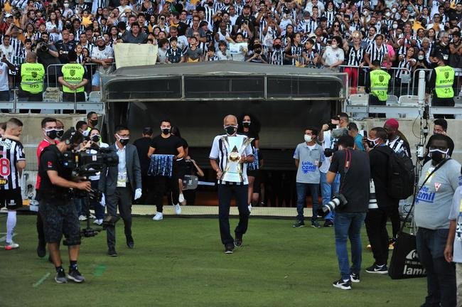 Atltico ergue a taa de campeo brasileiro e d a volta olmpica diante da torcida alvinegra, no Mineiro