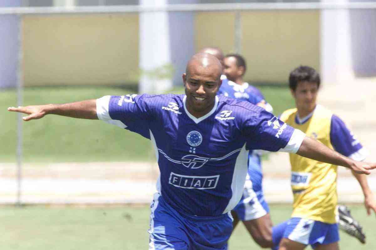 Viveros (2000-2002) - Contratado junto ao Deportivo Cali, da Colmbia, por US$ 3,5 milhes, Alexander Viveros teve altos e baixos na Toca, mas saiu de forma discreta. Habilidoso, o meio-campista se envolveu em algumas polmicas, foi emprestado, e retornou em 2002 em um curto perodo. O jogador deixou o Cruzeiro aps 63 jogos e seis gols, alm de ter conquistado o ttulo da Copa do Brasil de 2000.