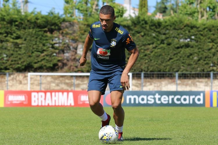 Um ano depois da conquista do sul-americano, Adryelson foi convocado para a seleo brasileira sub-20, onde passou um perodo treinando na Granja Comary, na ocasio.