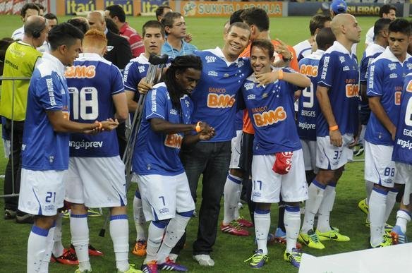 Mesmo com derrota para o Bahia, Cruzeiro fez festa e recebeu o trofu do Brasileiro