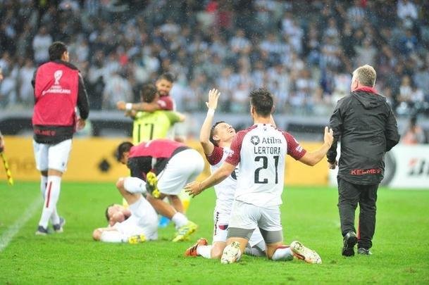 Atltico perdeu por 4 a 3 para o Coln nos pnaltis e foi eliminado da Copa Sul-Americana. Goleiro argentino Burin defendeu penalidades de Rver e Cazares