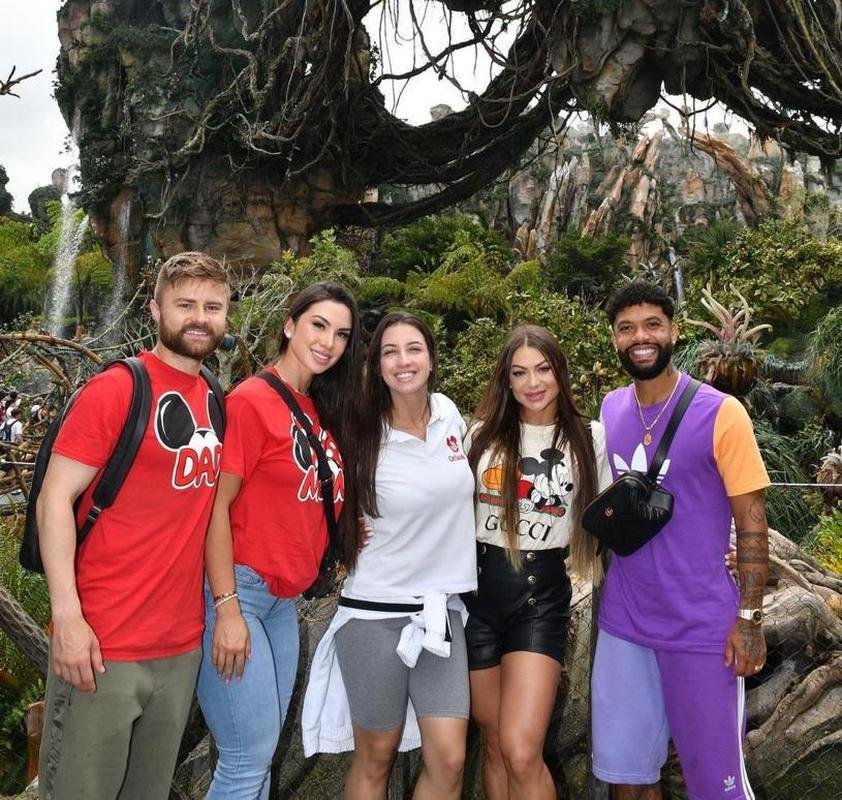 Famlias do atacante Eduardo Sasha e do volante Otvio na Disney, em Orlando, nos Estados Unidos.