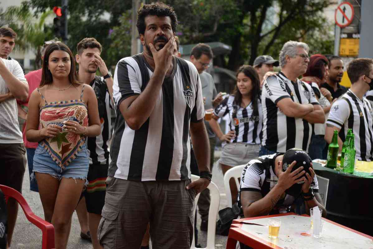 No Bar do Salomão, em BH, atleticanos comemoram o gol de Nacho Fernández na final da Supercopa do Brasil, sobre o Flamengo: 1 a 0 para o Galo