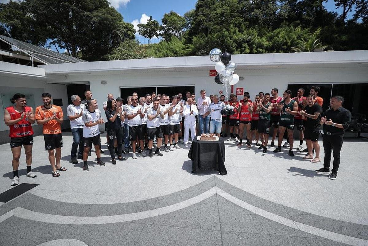 Comemorao pelo aniversrio do Galo e treino