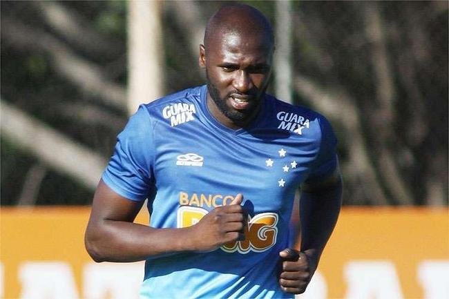 Rodrigo Souza (volante) - contratado ao Boa Esporte, ganhou elogios ao anular Ronaldinho Gacho num clssico com o Atltico, mas perdeu prestgio com as falhas cometidas nos jogos contra o Defensor do Uruguai pela fase de grupos da Copa Libertadores de 2014. Disputou apenas oito partidas.