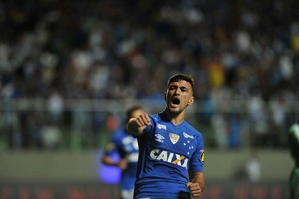 Com gols de Thiago Neves, Arrascaeta e Ded, Cruzeiro goleou a Chapecoense por 3 a 0