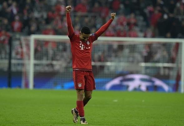 O Bayern de Munique conseguiu um vitria histria sobre a Juventus nesta quarta-feira para avanar s quartas de final da Liga dos Campees. Aps sair perdendo por 2 a 0, conseguiu o empate aos 45 minutos do segundo tempo e garantiu o triunfo por 4 a 2 no segundo tempo da prorrogao. O jovem Coman, de apenas 19 anos, est no Bayern emprestado pela Juventus, participou dos dois gols no tempo normal e marcou o tento que fechou a contagem na Allianz Arena.