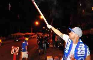 Torcedores do Cruzeiro fazem viglia de 24 horas no Mineiro para aguardar a primeira partida da final da Copa do Brasil contra o Corinthians, nesta quarta-feira, s 21h45. Evento foi divulgado na internet e reuniu dezenas de fanticos. Movimento foi lanado em 2013, antes de jogo decisivo com o Grmio, pelo Campeonato Brasileiro, e j havia se repetido em 2017 antes da deciso da Copa do Brasil.